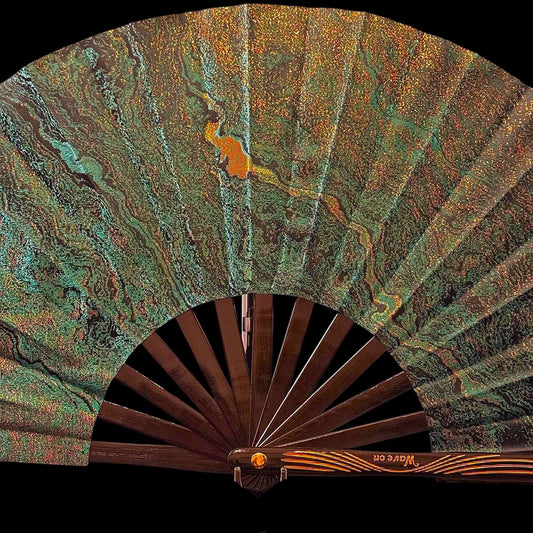 Kleiner 28cm handgefertigter Bambus Rave Fächer mit Holster - Grün gold - Fanmans Fanshop