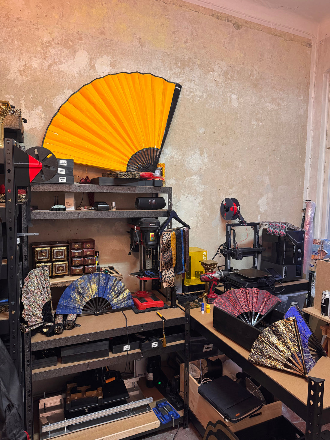 Handgemacht in Friedrichshain: Im Berliner Atelier, wo die besten großen Bambus-Rave-Fächer der Welt entstehen