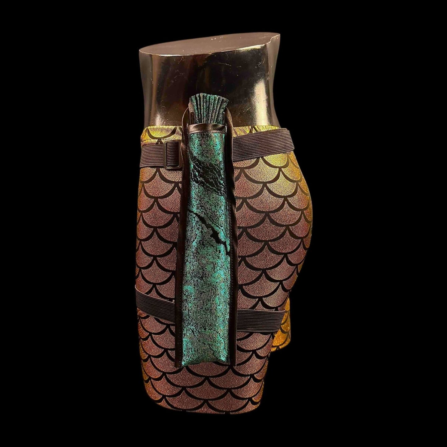 Kleiner 28cm handgefertigter Bambus Rave Fächer mit Holster - Grün gold - Fanmans Fanshop