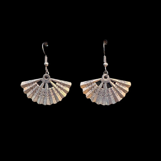 Matt silberne Fächer Ohrringe mit Ornament Muster – Festival Schmuck im Vintage Stil
