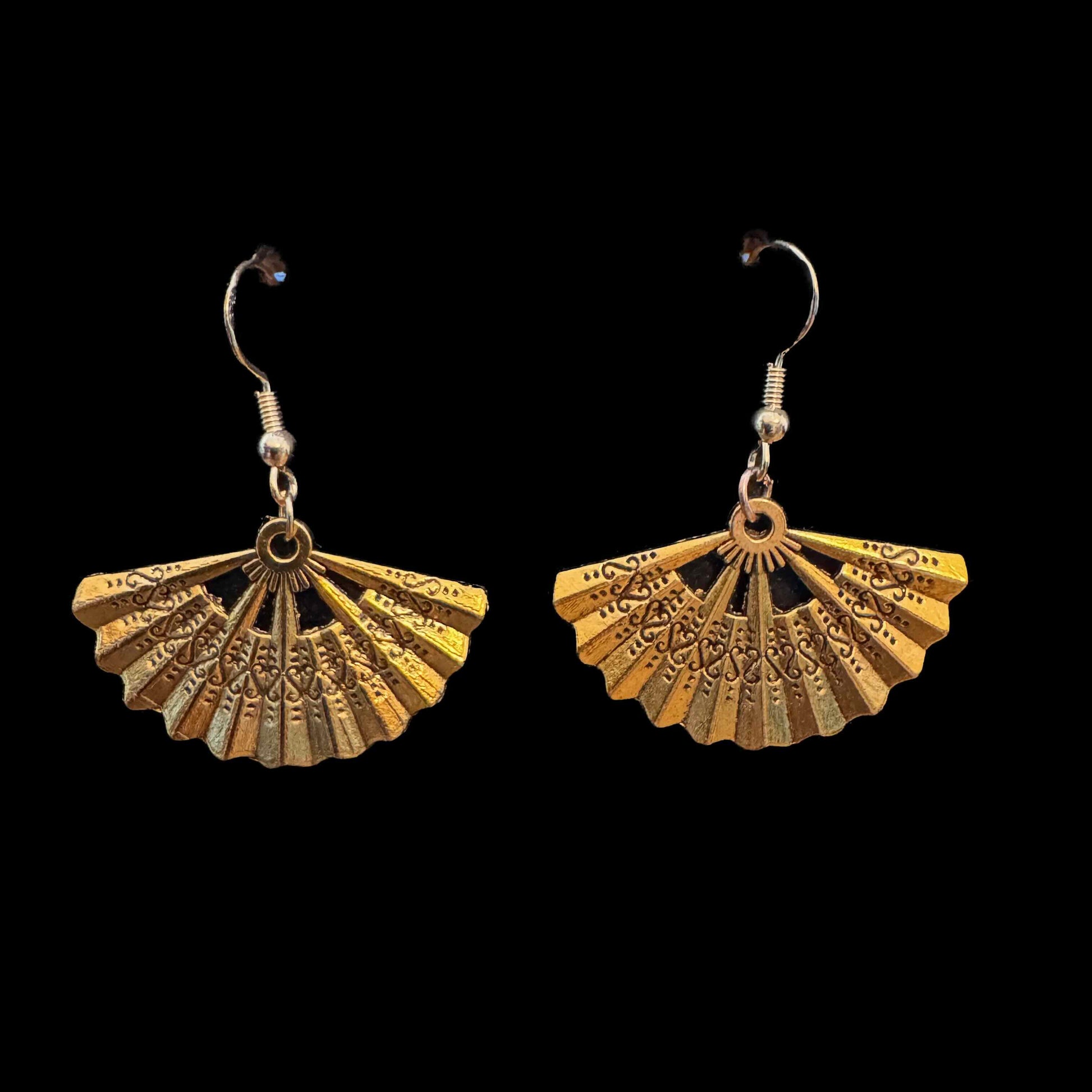 Matt goldene Fächer Ohrringe mit Ornament Muster – Festival Schmuck im Vintage Stil
